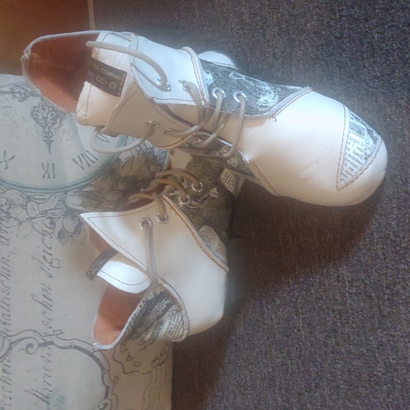 Stylish White and Gray Ankle Boots - Picture 2 of 2